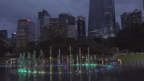 Suria-KLCC-Park-Bei-Nacht-Petrona-Twin-Towers-Kuala-Lumpur-Malaysia