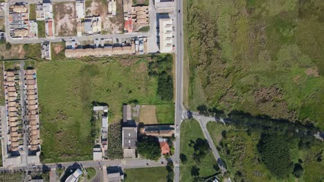Draufsicht-Auf-Eine-Kleine-Landstadt-Mit-Wenigen-Häusern-Und-Viel-Grünfläche-Zum-Wohnen-An-Einem-Sonnigen-Tag-Am-Nachmittag,-Brasilien,-Porto-Real