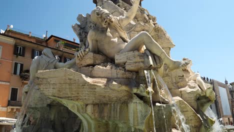 Detalle-De-Una-De-Las-Estatuas-De-La-Fuente-De-Los-Cuatro-Ríos,-Que-Representa-El-Río-De-La-Plata,-Roma,-Italia