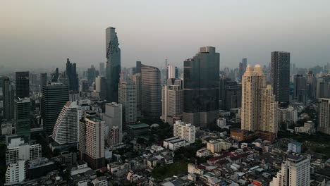 Bewundern-Sie-Die-Skyline-Von-Bangkok-Zur-Goldenen-Stunde-Mit-Atemberaubenden-Luftaufnahmen