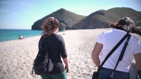 Küste,-Küste,-Malerische-Aussicht-Auf-Menschen-Am-Unberührten-Strand-In-Almeria,-Genannt-Playa-De-Los-Muertos,-Auf-Englisch-Der-Strand-Der-Toten-Aufgrund-Der-Starken-Strömungen,-Die-Jahr-Für-Jahr-Viele-Todesfälle-Verursachen