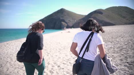 Küste,-Küste,-Malerische-Aussicht-Auf-Menschen-Am-Unberührten-Strand-In-Almeria,-Genannt-Playa-De-Los-Muertos,-Auf-Englisch-Der-Strand-Der-Toten-Aufgrund-Der-Starken-Strömungen,-Die-Jahr-Für-Jahr-Viele-Todesfälle-Verursachen