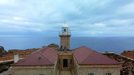 Beim-Überfliegen-Gehen-Wir-Zum-Leuchtturm-Auf-Menorca,-Spanien
