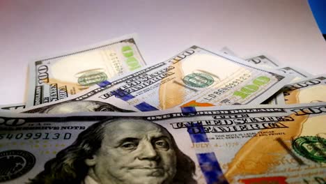 Los-Billetes-De-Cien-Dólares-Estadounidenses-Se-Voltean-Sobre-Una-Mesa