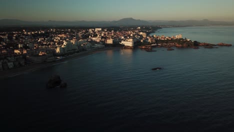 Küste-Und-Stadtbild-Von-Biarritz-Bei-Sonnenuntergang,-Frankreich