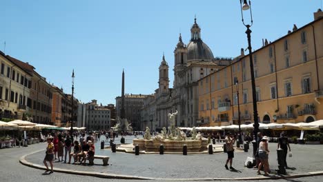 Touristen-Besuchen-Die-Berühmte-Piazza-Navona-In-Rom,-Italien