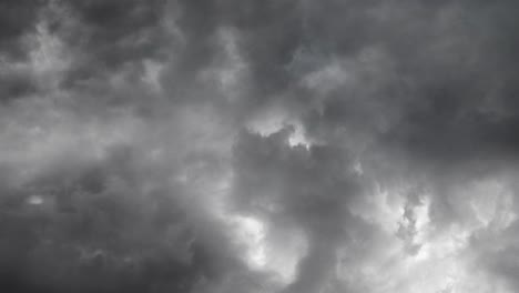 Cumulonimbus-Wolken-Am-Himmel,-Begleitet-Von-Gewittern-Und-Gewitterwolken