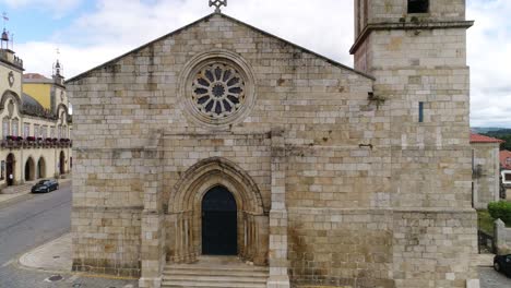 Vista-Aérea-Iglesia-De-Barcelos,-Braga,-Portugal