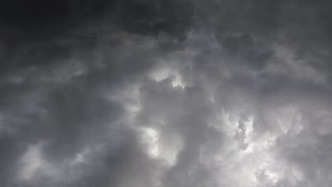 Gewitter-Und-Blitzschlag-über-Dunklem-Himmel