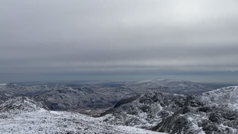 Ein-Panoramablick-Auf-Schneebedeckte-Berge-Und-Eine-Atemberaubende-Aussicht-Auf-Den-Gipfel-Des-Scafell-Pike-Im-Lake-District,-England