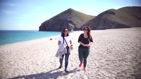 Küste,-Küste,-Malerische-Aussicht-Auf-Menschen-Am-Unberührten-Strand-In-Almeria,-Genannt-Playa-De-Los-Muertos,-Auf-Englisch-Der-Strand-Der-Toten-Aufgrund-Der-Starken-Strömungen,-Die-Jahr-Für-Jahr-Viele-Todesfälle-Verursachen