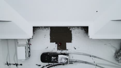 Vogelperspektive-über-Der-Mit-Neuschnee-Bedeckten-Veranda,-Während-Ein-Mann-Schaufelt