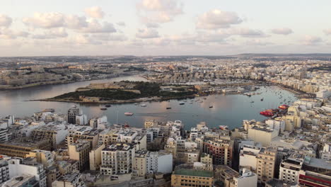 Morgendliche-Drohnenaufnahmen-Vom-Hafen-Von-Valletta