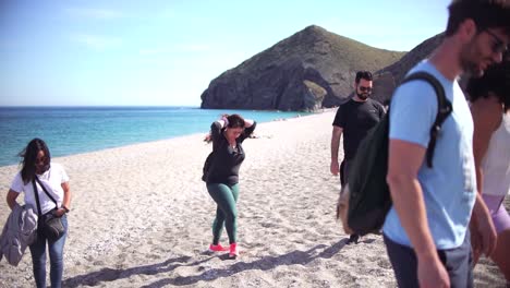 Küste,-Küste,-Malerische-Aussicht-Auf-Menschen-Am-Unberührten-Strand-In-Almeria,-Genannt-Playa-De-Los-Muertos,-Auf-Englisch-Der-Strand-Der-Toten-Aufgrund-Der-Starken-Strömungen,-Die-Jahr-Für-Jahr-Viele-Todesfälle-Verursachen