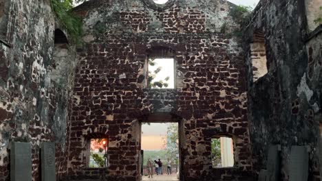 Escena-De-Inclinación-Hacia-Arriba-Del-Interior-De-Las-Ruinas-Restantes-De-St