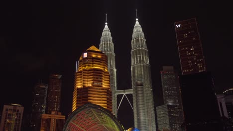 Atajo-Puente-Saloma-Kuala-Lumpur-Malasia-Colores-Especiales-Para-La-Independencia-En-El-Fondo-Torre-Gemela-Petrona