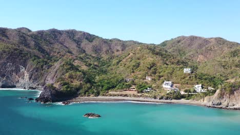 Erstaunlicher-Drohnenblick-über-Einen-Tropischen-Strand-Der-Pazifikküste-In-Mexiko