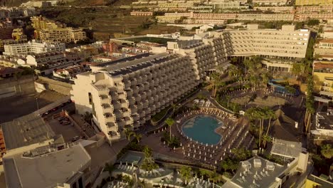 Famoso-Hotel-Resort-En-Tenerife-Isla-Canaria-Alojamiento-Landmar-En-Playa-Arena-Con-Piscina-Imágenes-Aéreas-Horas-Doradas