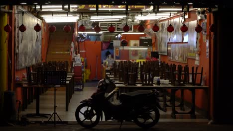 Frühmorgens-Sind-Arbeiter-In-Der-Küche-Damit-Beschäftigt,-Das-Café-Einzurichten-Und-Essen-In-Malakka,-Malaysia,-Zuzubereiten