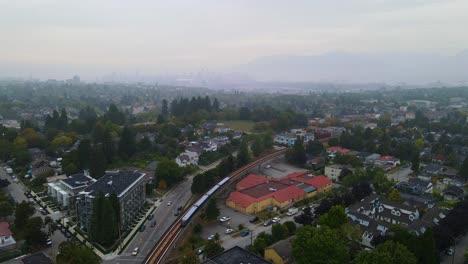 Eisenbahnzug-In-Der-Stadt-Vancouver,-Britisch-Kolumbien---Luftaufnahme-Mit-Kopierraum