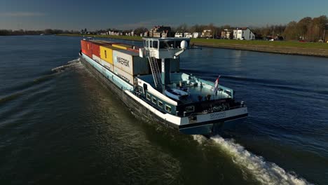 Fracht-Binnenschiff,-Das-Container-über-Den-Fluss-In-Den-Niederlanden-Transportiert