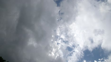 Natur-Gewitterwolken-Teilen-Den-Blauen-Himmel