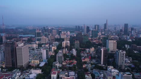 Luftaufnahme-Von-Ho-Chi-Minh-Stadt-Und-Dem-Saigon-Fluss-Im-Klaren,-Sonnigen-Nachmittagslicht