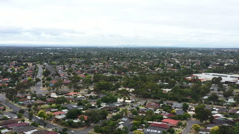 Luftaufnahme-über-Einem-Vorort-Von-Werribee,-Australien-Mit-Der-Stadt-Melbourne-Im-Hintergrund