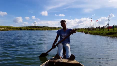 Dorfbewohner-Befreien-Tagsüber-Aus-Flachem-Winkel-Ein-Traditionelles-Holzboot-Am-Fluss