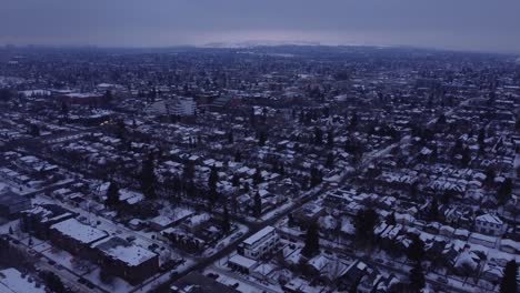 Diese-Atemberaubenden-Drohnenaufnahmen-Einer-Nebligen-Winterlichen-Innenstadt-Zeigen-Ein-Stimmungsvolles,-Stimmungsvolles-Stadtbild,-Als-Ob-Man-Es-Durch-Einen-Traumhaften-Dunst-Betrachten-Würde