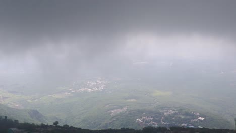 Piso-De-Montaña-Cubierto-De-Nubes-Densas-Por-La-Mañana