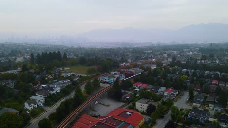 Wohnrand-Mit-Eisenbahnzug-Im-Städtischen-Vancouver,-BC-–-Luftaufnahme