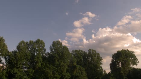 Naturdach-Mit-Vorbeiziehenden-Wolken