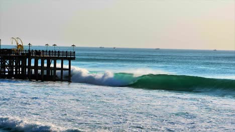 Giant-Waves-crashing-in-Bali