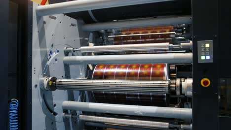 Flexographic-machine-with-ink-tray-and-varnish,-ceramic-anilox-roll,-doctor-blade-and-a-print-cylinder-with-photopolymer