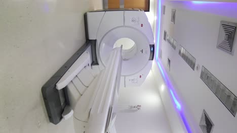Ein-Als-PET-CT-Bekanntes-Scangerät,-Das-Patienten-Mit-Tumoren-In-Verschiedenen-Körperteilen-In-Einem-Spezialraum-Einer-Klinik-Scannt