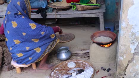 Frauen-Backen-Reisbrot-In-Traditionellen-Bodengefäßen-Am-Holzfeuer-Aus-Einem-Anderen-Blickwinkel-Im-Dorf
