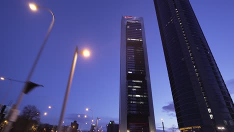 Hiperlapso-Dolly-En-Rascacielos-En-Movimiento-Hacia-Adelante-En-El-área-De-Negocios-De-Madrid-Cinco-Torres-En-El-Centro-A-La-Hora-Azul