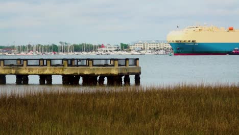 Ein-Gelbes-Und-Blaues-Frachtschiff-Fährt-In-Den-Hafen-Von-Charleston,-South-Carolina,-Ein