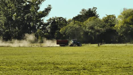 Tractor-Conduciendo-Por-Carretera-Entre-Tierras-De-Cultivo,-Vacas-En-Primer-Plano
