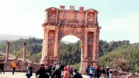 Descubre-La-Fascinante-Historia-Del-Sitio-Romano-De-Djemila,-Con-Impresionantes-Vistas-De-Su-Icónico-Arco-De-Caracalla