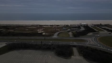 Eine-Luftaufnahme-Des-Berühmten-Wasserturms-Am-Jones-Beach-An-Einem-Bewölkten-Abend