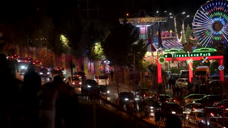 Bulliciosas-Noches-De-Tirana:-Tráfico-Y-Gente-Después-De-Una-Celebración-Festiva-De-Primavera