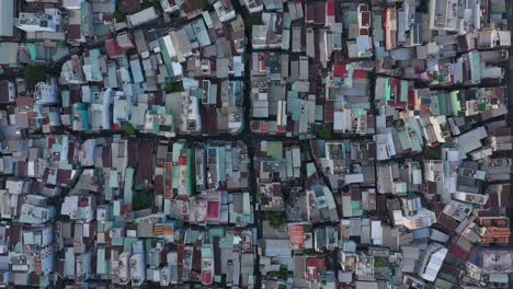 Von-Oben-Nach-Unten-Hochverdichtete-Städtische-Dächer-Im-Hafengebiet-Des-Vierten-Bezirks-Entlang-Des-Saigon-Flusses-In-Ho-Chi-Minh-Stadt,-Vietnam
