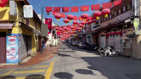 Hot-sunny-day-view-of-the-lanterns-and-street-scene-in-Jonker-Street,-Malacca-,-Malaysia