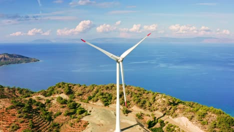 Volando-Alrededor-De-Generadores-De-Energía-Eólica-En-El-Mar-Egeo,-Pueblo-De-Kızlan,-Península-De-Reşadiye