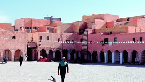 Entdecken-Sie-Die-Bezaubernde-Schönheit-Von-Ghardaia,-Algerien,-Mit-Diesem-Atemberaubenden-Blick-Auf-Die-Stadt