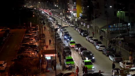 Beleuchteter-Nächtlicher-Verkehr-Auf-Den-Belebten-Straßen-Von-Tirana:-Die-Stadt,-Die-Niemals-Schläft