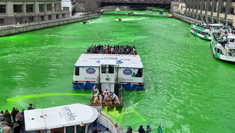 Gente-En-Bote,-Viendo-El-Teñido-Del-Verde-Del-Río-Chicago-En-St