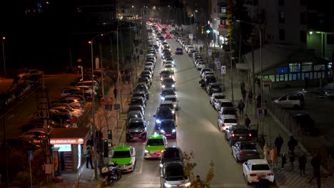 Nächtliche-Szene-Voller-Verkehr-Und-Autos-Auf-Den-Straßen-Von-Tirana:-Eine-Geschäftige-Metropole-Bei-Nacht